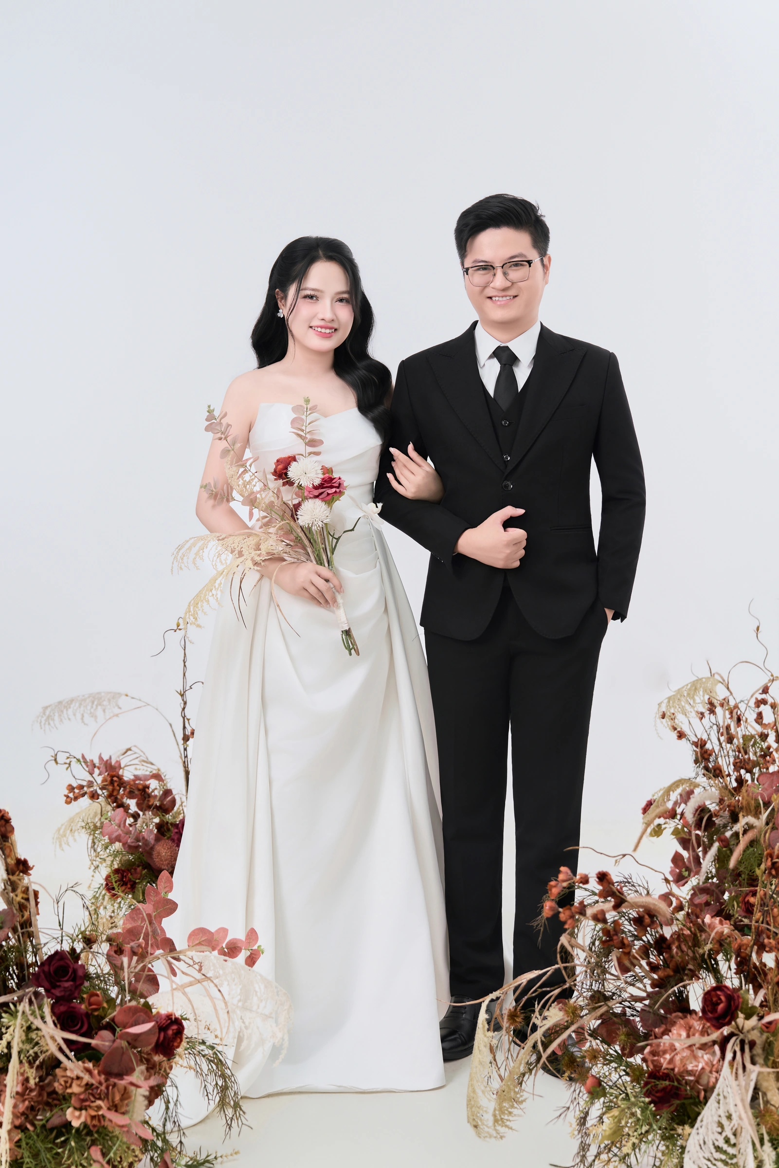 Đôi bạn trong trang phục cưới