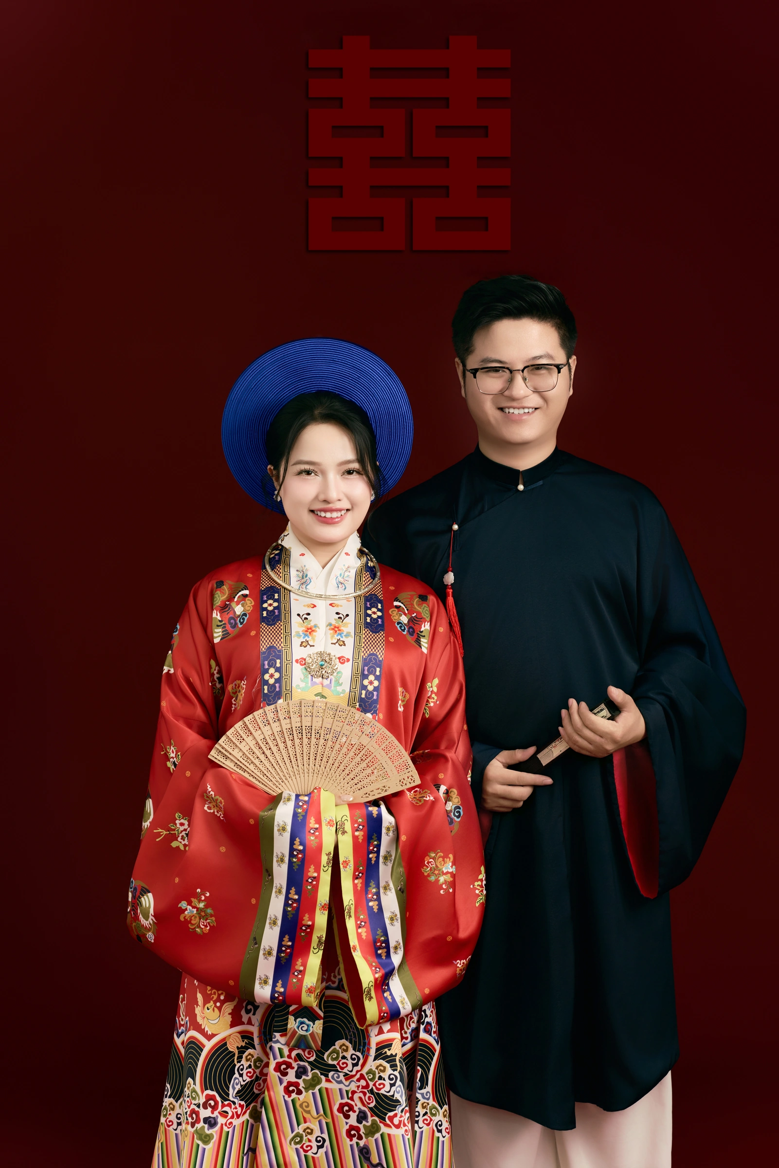 Trang phục truyền thống trên nền đỏ