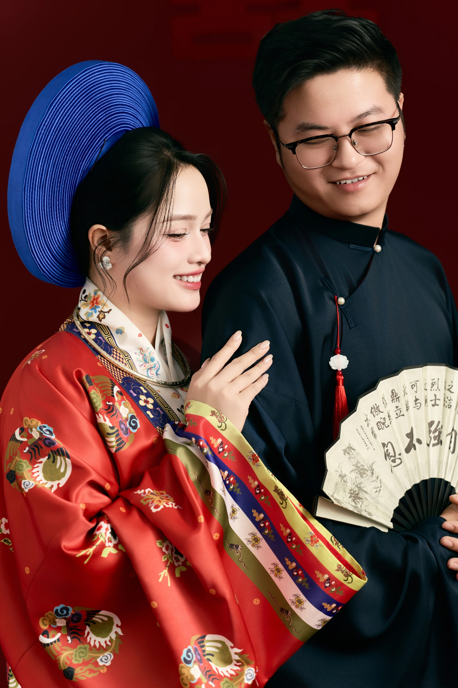 Cận cảnh đôi bạn và chiếc quạt