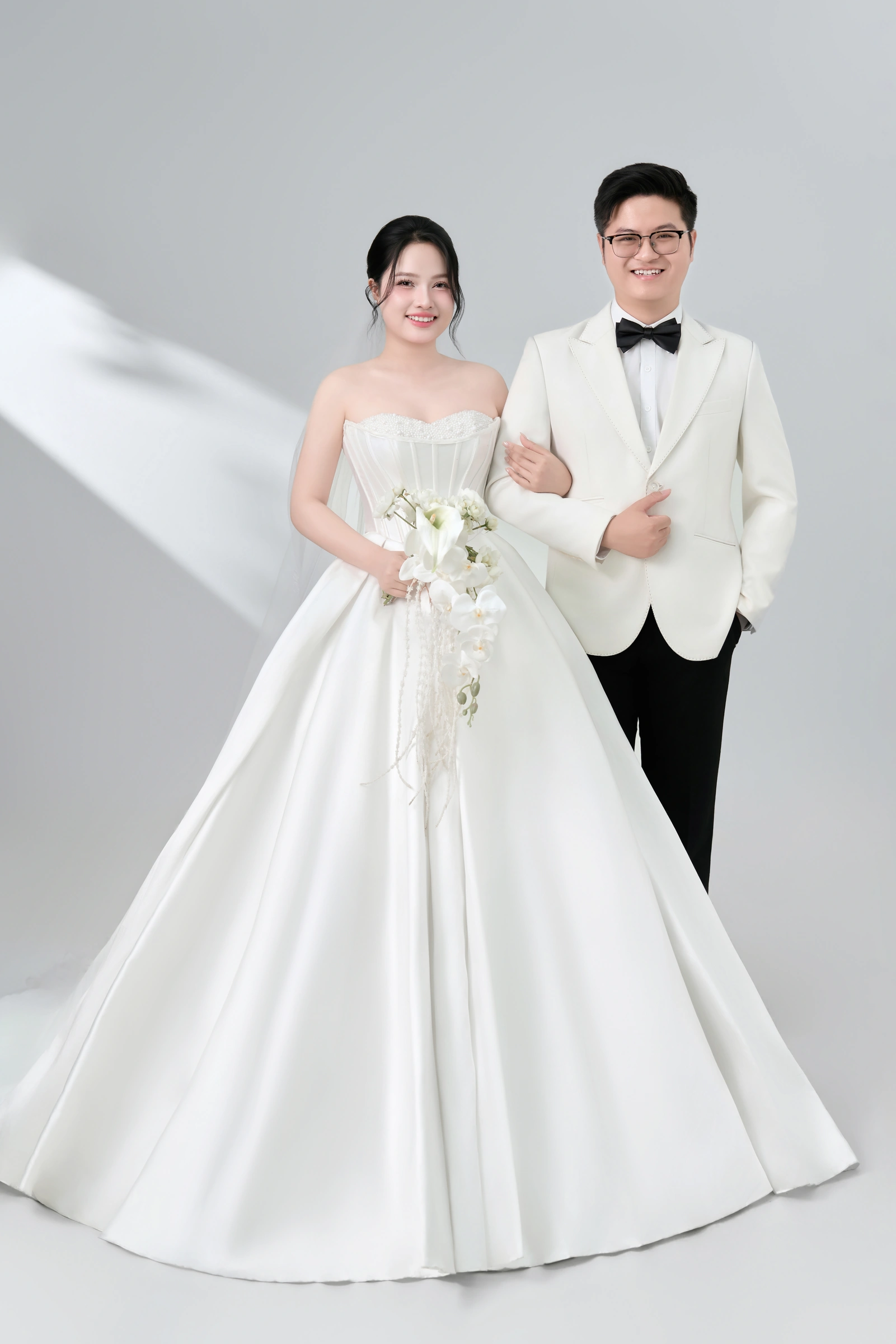Trịnh Khiêm và Phương Thúy trong trang phục cưới trắng