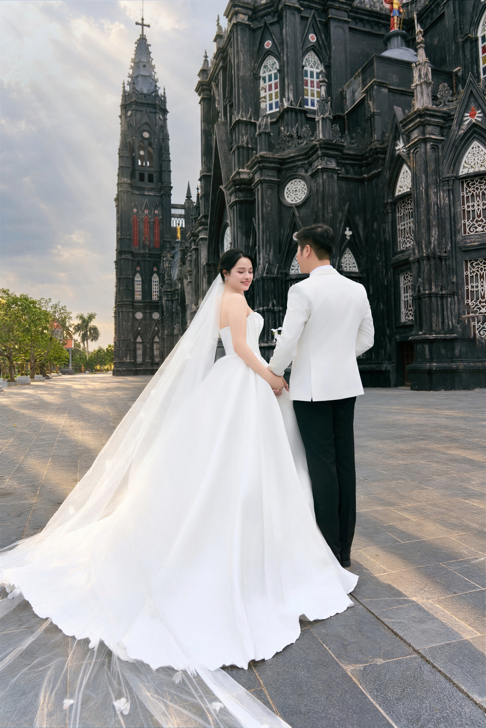 Đôi bạn nhìn nhau ngoài trời